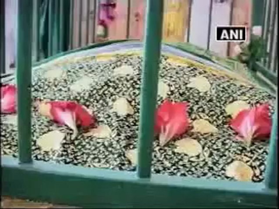 Hindus,Muslims throng Baba Shah Badshahs Mausoleum to pay respect.mp4