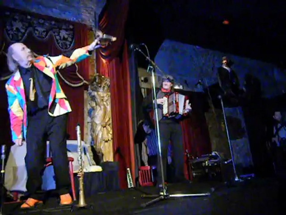 Clovis le Musicopathe et le Marquis au musée des Arts Forains