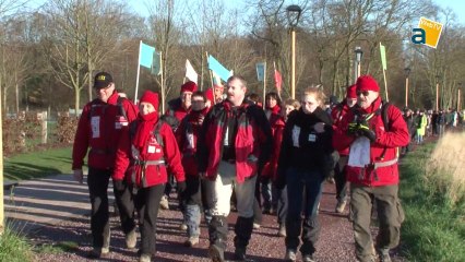 DES MARCHEURS A LA CONQUETE DU MUSEE DU LOUVRE - LENS PASSENT PAR L'ARRAGEOIS