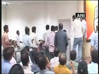 Man tries to throw shoe at Janardhan Dwivedi.mp4