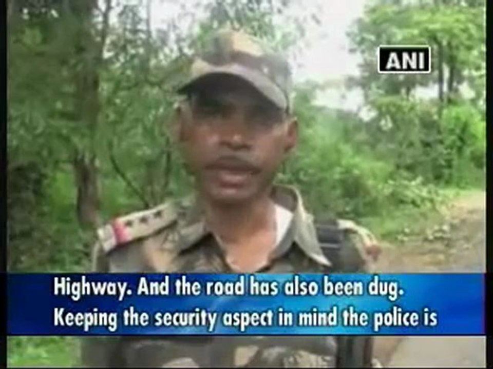 Maoists block NH-16 linking Chhattisgarh and Andhra Pradesh.mp4
