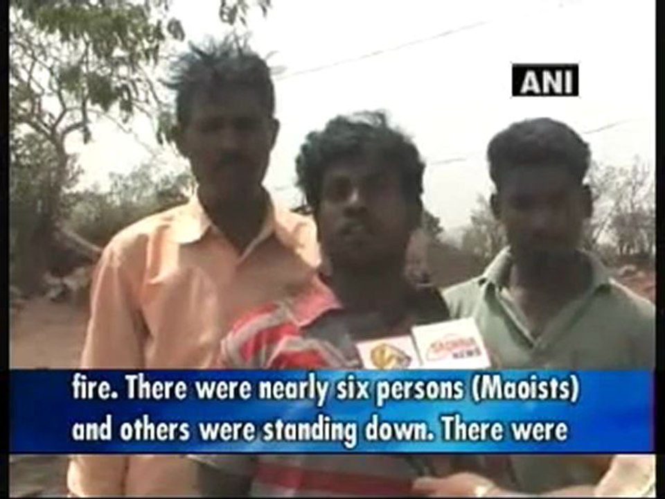 Maoists block road construction in Chhattisgarh.mp4
