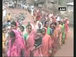 Maoists block roads in WB as part of two day shutdown.mp4