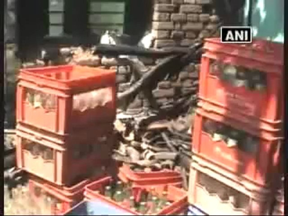 Maoists blow up liquor shops in Purulia district of West Bengal.mp4