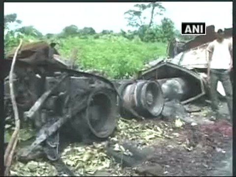 Maoists burn down trucks,injure one in Ranchi.mp4