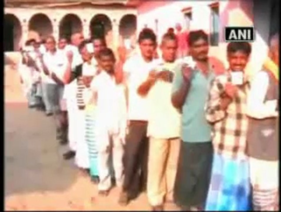 Maoists injure a CRPF officer in Bihar during ongoing polls.mp4