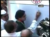 Maoists need to use ballots and not bullets in democracy- Tharoor.mp4