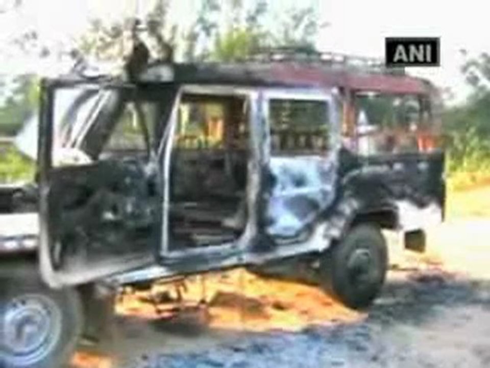 Maoists torch poll campaign vehicles in Bihar.mp4