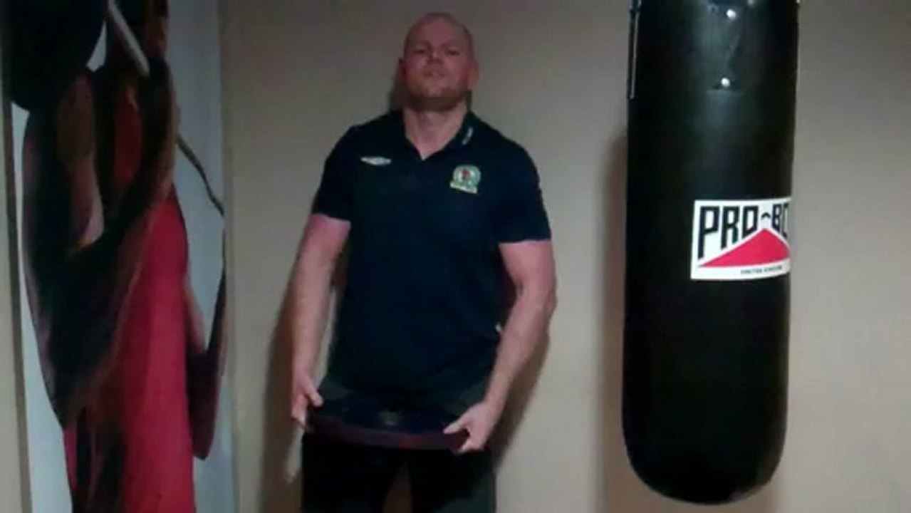 Foxy in the 15kg Plate Hold Section of the Hold-Press-Chin Challenge on Konkura