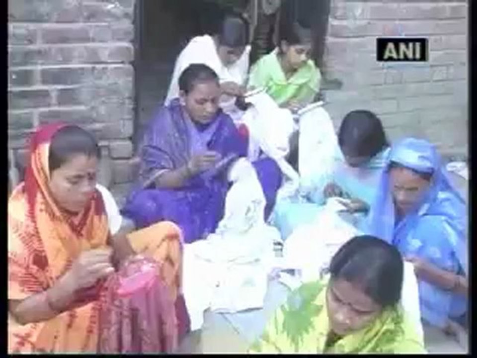 Muslims,Hindus work for Chikankari Craft,depict communal amity.mp4