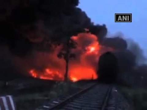 Naxals blow up rail track in Bihar, 15 diesel coach rakes on fire.mp4
