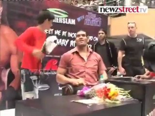 Khali meets his fans in Mumbai.mp4