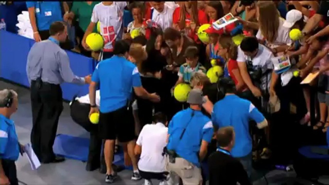 Bande umgestürzt: Djokovic verletzt sich bei Autogramm-Stunde