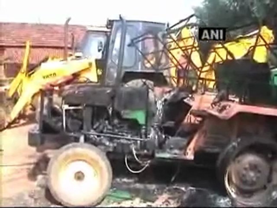 Suspected Maoists attack site office of a road project in J'khand.mp4