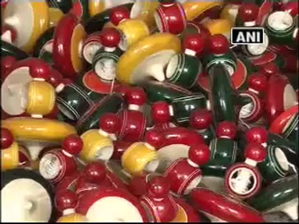 Wooden handicrafts bind Hindu, Muslims.mp4