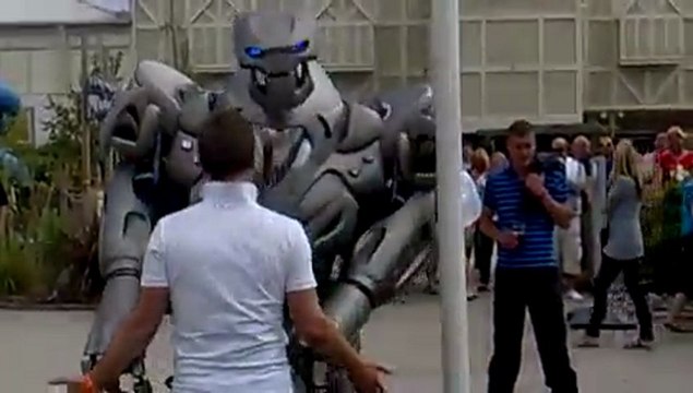 Titan the Robot donne un coup de poing