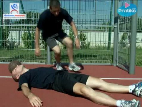 Comment faire un massage cardiaque avec défibrillateur