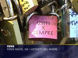 Ponte Milvio, via i lucchetti dell'amore