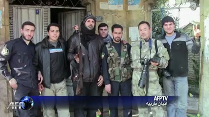 سائح ياباني يحارب الملل على خطوط الجبهة في سوريا