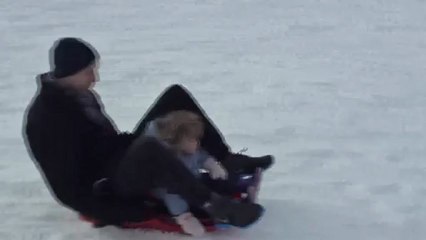 Solène fait de la luge avec Tonton Chris