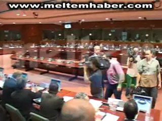 RUM KESİMİ KÖŞEYE SIKIŞTI