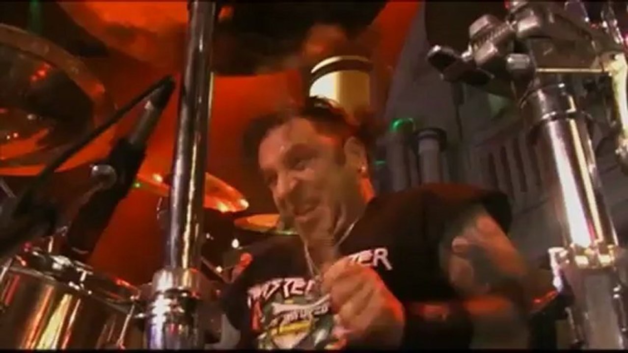 Twisted Sister - I Saw Mommy Kissing Santa Claus (A Twisted Xmas)