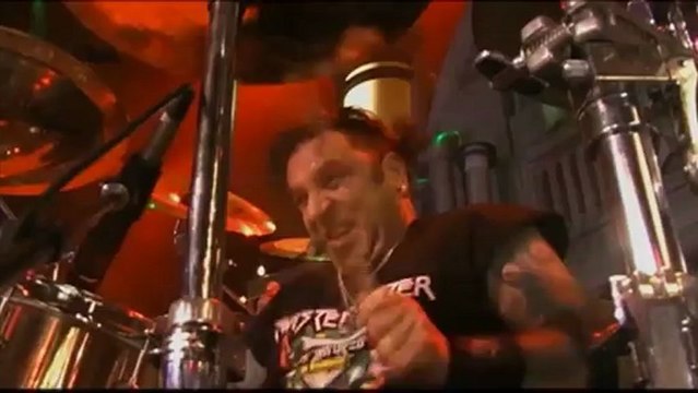 Twisted Sister - I Saw Mommy Kissing Santa Claus (A Twisted Xmas)