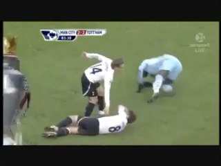 Balotelli stamp on scott parker - لقطة بالوتيلي يدوس على سكوت باركر