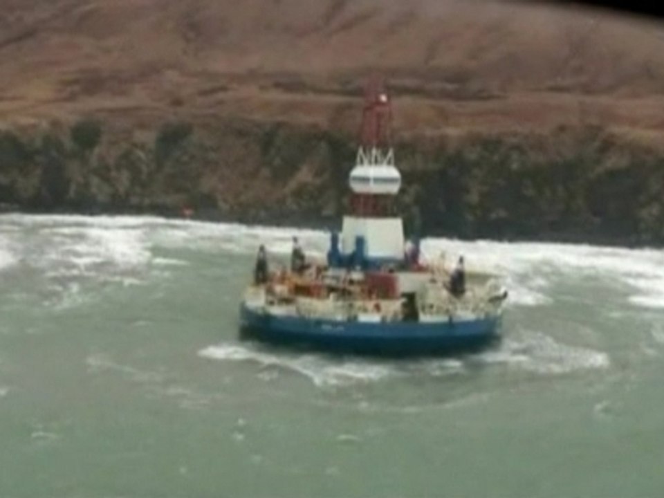 Salvage experts inspect grounded Shell oil rig