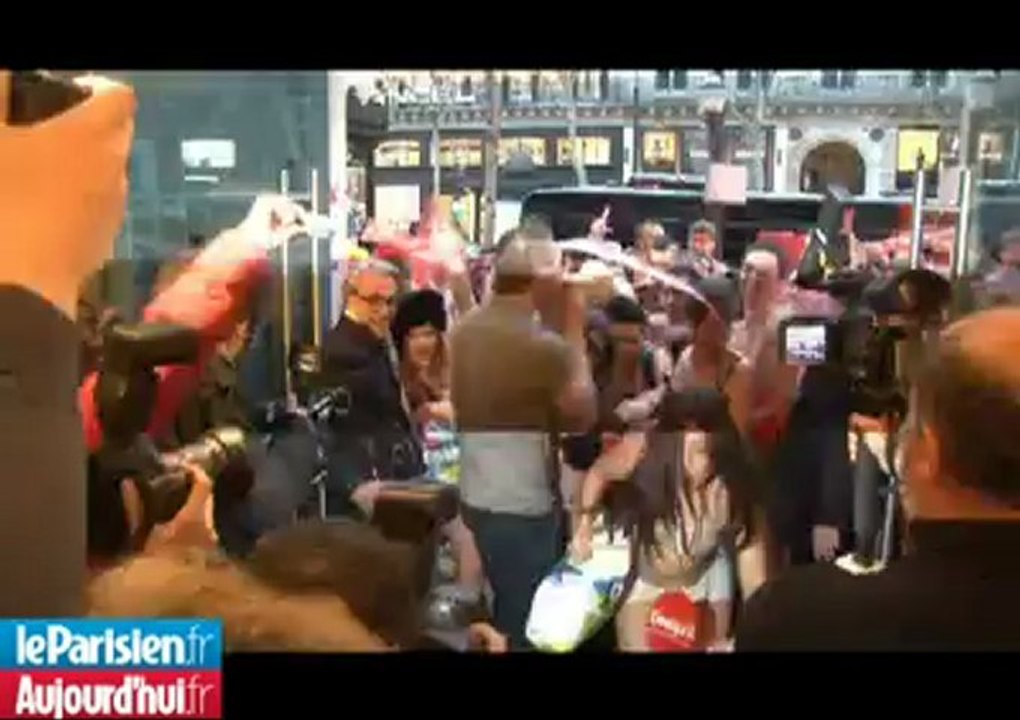 Soldes: ils font leur shopping à moitié nus pour s'habiller