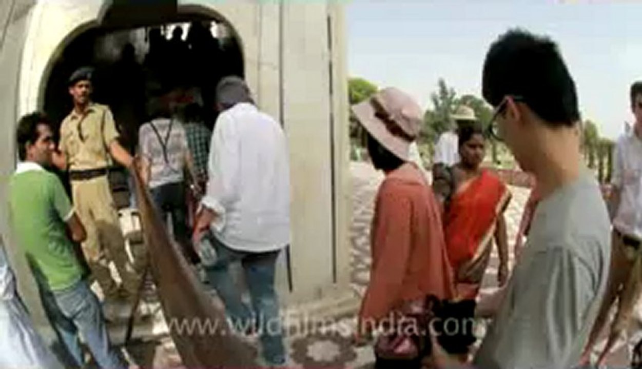 Agra-Taj Mahal-49.flv