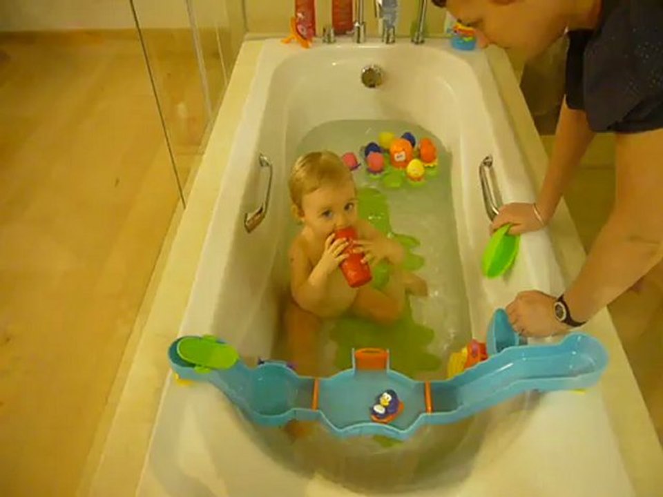 Gabrielle dans son bain avec ses nouveaux jouets