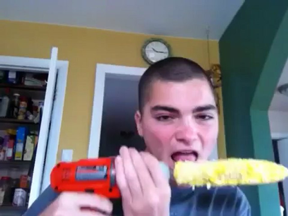 Comment manger un épi de mais en 10 secondes