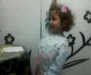 Sena bebek babasına şarkı söylüyor.