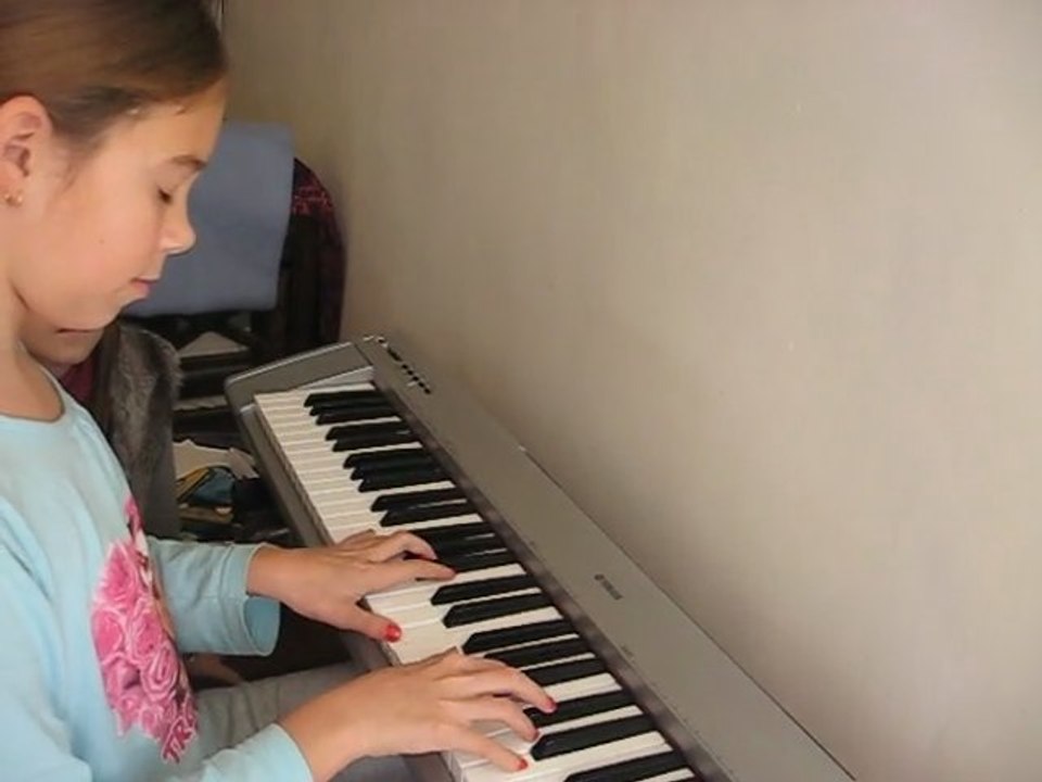 piano manon sans les notes et les yeux fermes ...wouuua trop fier papa