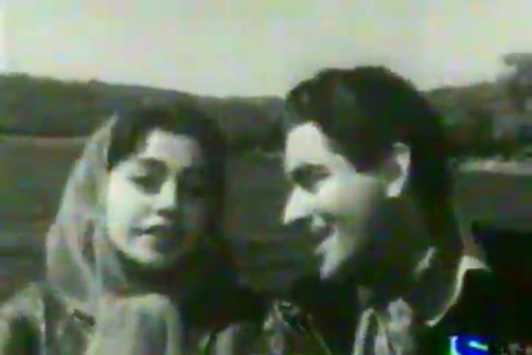 TALAT MEHMOOD n SUMAN - SUN LE MERI JAAN KEH RAHI ZUBAN PYAR KI DASTAN