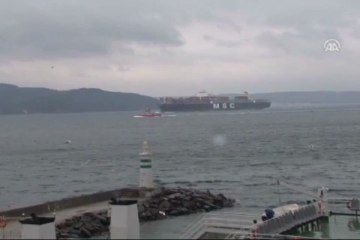 Dev gemi Çanakkale Boğazı'nı kapattı