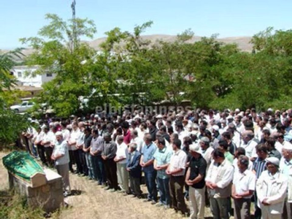 Bir Kefenden Baska Ne Var Üstünde İlahisi - http://www.ilahidinle.be/