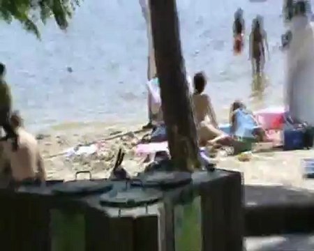 La poetesse Nathy Ebriet se baigne à l'étang de Jamaille