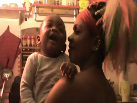 La poetesse Nathy Ebriet les rires de son bebe Issa Paris