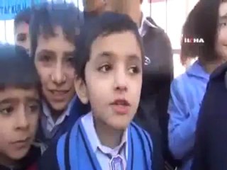 BAŞÖRTÜLÜ DİYE YAKA PAÇA DIŞARI ATTILAR -