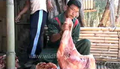 Arunachal-Ziro village-17-cutting of beef.flv