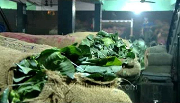 Azadpur mandi-unloading goods-1.flv