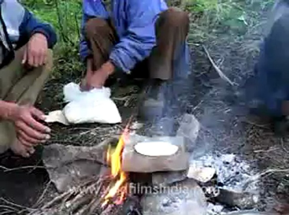 Bhujgara-MDV-124-Making roti.flv