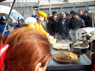 Topkapı Şişe-Cam'ın acı uygulamasına, kristal-İş emekçilerine ise Lokmacı Baba'dan eyleme tatlı destek Slayt 1
