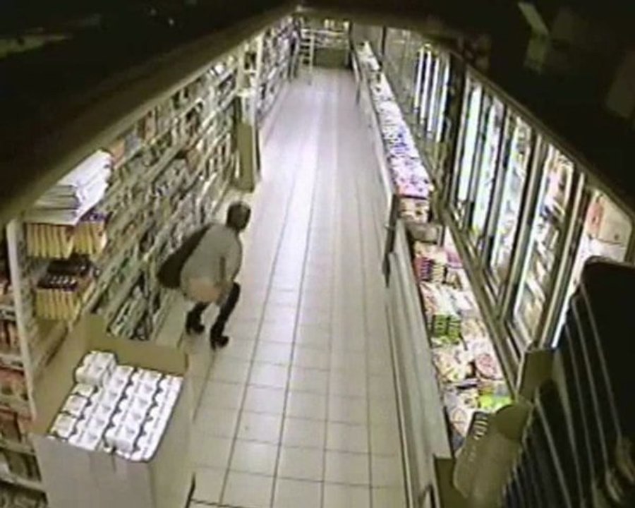 Una signorina fa la cacca al supermercato