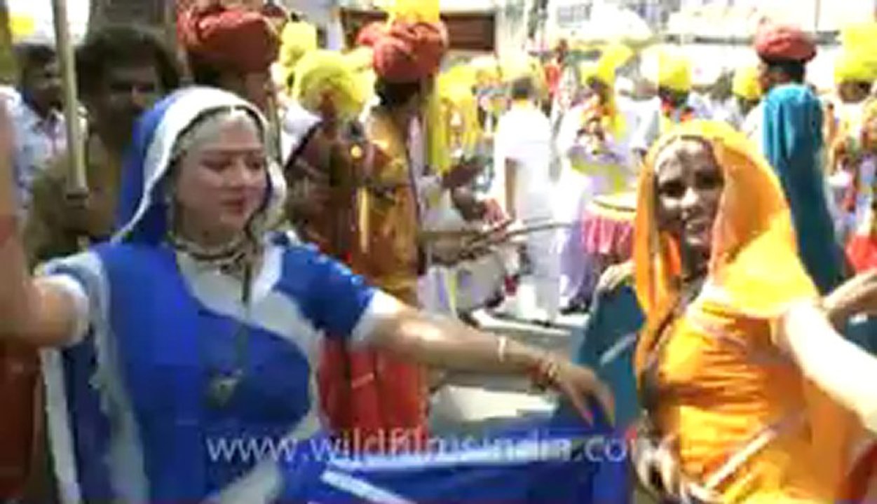 Mahavir jayanti-female devotees dancing in the parade-10.flv