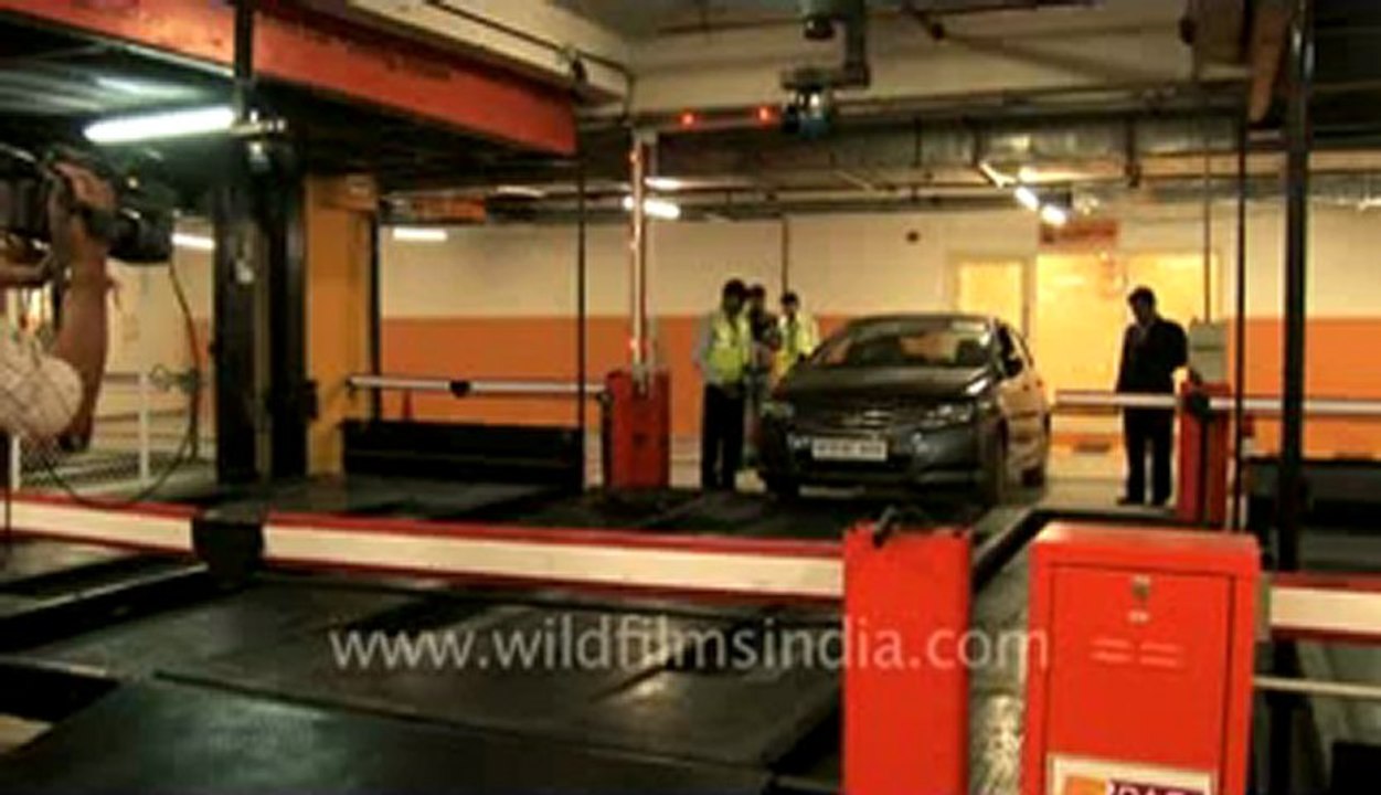 Multilevel-parking-sorojini nagar-2.flv