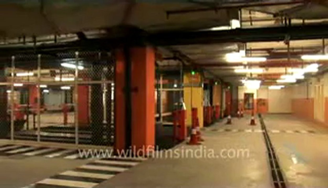 Multilevel-parking-sorojini nagar-5.flv