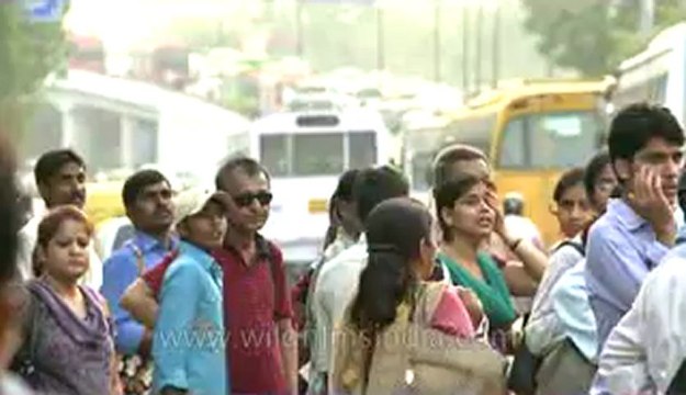 People-Safdarjung bus stop-10.flv